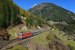 Re 4/4 11196 mit einem IR am 05.11.2015 bei Wassen.