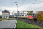 SBB Cargo Re 4/4 II 11335 mit dem durch Transrail geführten Centralbahn-Extrazug Bern - Rotterdam für der Gruppenspiel des BSC YB gegen Feyenoord am 7.