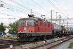 Re 420 326-1 durchfährt den Bahnhof Pratteln.