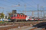 Die Re 420 293 schleppt einen Fabrikneuen Stadler Zug, der später in Wales eingesetzt wird, durch den Bahnhof Pratteln Richtung Schweizer Grenze.