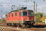 Re 420 337-8 durchfährt solo den badischen Bahnhof.