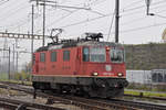 Re 420 238-8 durchfährt den Bahnhof Pratteln.