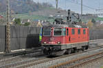 Re 420 293-3 durchfährt solo den Bahnhof Gelterkinden.