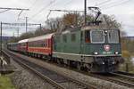 Re 4/4 II 11330 (Re 420 330-3) ist mit dem Sonderzug des Vereins 241-A-65 an den Weihnachtsmarkt nach Einsiedeln unterwegs.