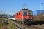 Re 4/4 II 11136 fährt Richtung Bahnhof Lausen.