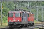 Zwei mal Re 4/4 als Lokzug im Regen (mit Gischtfahne am vorderen Panto) unterwegs nach Brugg/AG.