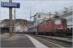 Die SBB Re 420 290-9 mit einem  mini - Güterzug in Lausanne. 

17. Dez. 2019