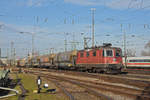 Re 420 256-0 durchfährt den badischen Bahnhof.