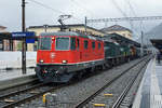 Das KROKODIL Ce 6/8 II 14253.
Eine Loklegende feierte 100 Jahre.
Am Dienstag den 31. Dezember 2019 ging das Jubiläumsjahr zu Ende.
Am 19. Oktober 2019 fand zu diesem Anlass von SBB HISTORIC eine Sonderfahrt von Erstfeld nach Bellinzona und zurück statt. Der Extrazug bestehend aus 10 historischen Reisezugwagen wurde mit den Ce 6/8 II 14253, Be 6/8 III 13302 und der Ce 6/8 III 14305 geführt. Auf dem Streckenabschnitt mit ETCS-L2 leistete die Re 420 192-7 Vorspanndienst.
Die Schlechtwetteraufnahmen entstanden in Erstfeld, Faido, Bellinzona und Airolo.
Foto: Walter Ruetsch 