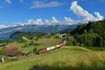 Eine Re 420 mit einem Containerzug am 22.06.2016 bei Einigen.