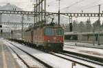 Die Re 4/4 11134 und eine Re 6/6, mit einem leeren Gterzug, am 25.1.04 bei der Durchfahrt beim Bahnhof Arth-Goldau