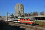 Re 4/4 II 11108 fährt Richtung Bahnhof Muttenz.