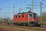 Re 420 251-1 durchfährt den badischen Bahnhof.