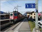 IC921 nach Chur mit Re 4/4 II 11114 in Maienfeld.