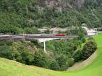 125 Jahre Gotthardbahn - Zwischen Intschi und Amsteg berqueren die Zge die Intschitobelbrcke.