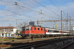 Re 4/4 II 11151 durchfährt den Bahnhof Pratteln.