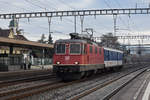 Gefängniszug, mit der Re 4/4 II 11304 und dem St 50 85 89-33 901-1 durchfährt den Bahnhof Rupperswil.