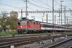 Re 4/4 II 11302 durchfährt den Bahnhof Pratteln.