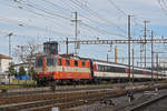 Re 4/4 II 11109 durchfährt den Bahnhof Pratteln.