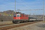 Re 4/4 II 11155 durchfährt den Bahnhof Gelterkinden.