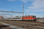 Re 4/4 II 11149 durchfährt den Bahnhof Muttenz.