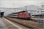 Die Re 4/4 II 11197 wartet in Vevey mit ihrem Dispozug  (und der Re 4/4 II 11194 am Zugschluss) als IR90 1725 auf die Ausfahrt.