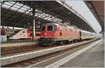 Die SBB Re 4/4 II 11194 und am Zugschluss die Re 4/4 II 11197 sind mit ihrem Dispozug als IR 1710 in Lausanne angekommen.