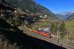 Re 420 292 und eine Re 420 mit einem Güterzug am 05.11.2015 bei Wassen.