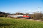 Re 4/4 II 11144 mit einem IC nach Zürich HB am 05.01.2020 bei Lotstetten.