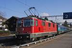 Re 4/4 II 11144 passiert mit den Wagen des „RHEINTAL-EXPRESS“ RE 3825 am 09.03.2012 die Station Mörschwil.