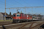 Doppeltraktion, mit den Re 4/4 II 11143 und 11146 durchfährt den Bahnhof Rupperswil.