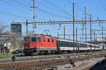 Re 4/4 II 11118 durchfährt den Bahnhof Pratteln.