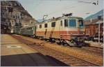 Die SBB Re 4/4 II 11249 in TEE Lackierung ist mit ihrem Schnellzug von Genève nach Brig unterwegs und konnte beim Halt in St-Maurice fotografiert werden.