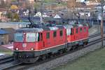 Re 4/4 II 11200 und 11192 unterwegs in Richtung Basel bei Zeihen AG am Abend des 19.03.2020.