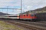 Re 4/4 II 11135 durchfährt den Bahnhof Gelterkinden.