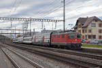 Re 4/4 II 11121 durchfährt den Bahnhof Rupperswil.