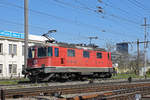 Re 420 326-1 durchfährt den Bahnhof Pratteln.