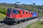 Der Lokzug zu Ostern: Das Duo Re 420 325-3 mit Re 620 086-9  Hochdorf  auf dem Weg Richtung Basel am Vormittag des 12.04.2020 bei Villnachern AG.