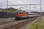 Re 4/4 II 11143 durchfährt den Bahnhof Gelterkinden.