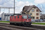 Re 420 242-0 durchfährt den Bahnhof Rupperswil.