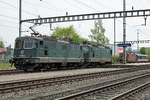 Re 420 330-0.
Re 430 364-0.

Das wird es so schnell nicht wieder geben.

Die Re 4/4ᴵᴵ oder Re 420 sind Universal-Elektrolokomotiven der SBB und kommen dementsprechend vor allen Kategorien von Reisezügen wie auch Güterzügen zum Einsatz. Schwere Züge werden in Doppeltraktion befördert, schwere Güterzüge häufig zusammen mit Re 6/6.

Die Re 4/4ᴵᴵᴵ oder Re 430 sind Elektrolokomotiven der SBB. Sie sind bis auf das Getriebe identisch mit der Re 4/4ᴵᴵ, haben jedoch auf Grund der anderen mechanischen Übersetzung die verlangte Zugkraftspitze für die Rampenstrecken am Gotthard im verlangten Geschwindigkeitsbereich von 80 km/h.

Nur noch bei diese beiden Lokomotiven von SBB CARGO ist der ehemalige grünen Anstrich der SBB erhalten geblieben.

Über das Wochenende vom 18. und 19. April 2020 waren sie gleich als Doppeltraktion in verschiedene Dienste eingeteilt und erinnerten an die alten und schönen Zeiten der Schweizerischen Bundesbahn/SBB-CFF-FFS.

Lokzug nach Dagmersellen anlässlich der Bahnhofsdurchfahrt Aarburg.

Fotostandort öffentlicher Vorplatz eines Wohnhauses. Bildausschnitt Fotoshop.
Foto: Walter Ruetsch
