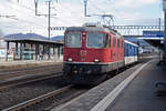 Gefängniszug, mit der Re 4/4 II 11144 und dem St 50 85 89-33 901-1 durchfährt den Bahnhof Rothrist.