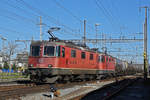 Doppeltraktion, mit den Loks 420 275-0 und 420 322-0 durchfährt den Bahnhof Pratteln.