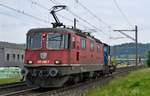 Re 420 248-7 hat den Tm 232 229-5 im Schlepp, aufgenommen am 15.05.2020 bei Brunegg AG (CH).