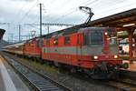 Re 4/4 II 11109 gemeinsam mit Re 4/4 II 11299 vor dem IR nach Basel SBB beim Halt in Brugg am Abend des 06.06.2020.