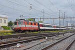 Re 4/4 II 11108 durchfährt den Bahnhof Pratteln.