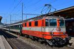 Re 4/4 II 11108 mit IR 1978 nach Basel SBB beim Halt in Brugg AG am 25.06.2020.