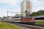 Re 4/4 II 11132 fährt Richtung Bahnhof Muttenz.