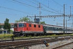 Re 4/4 II 11154 durchfährt den Bahnhof Pratteln.