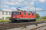 Re 420 259-4 durchfährt solo den Bahnhof Pratteln.